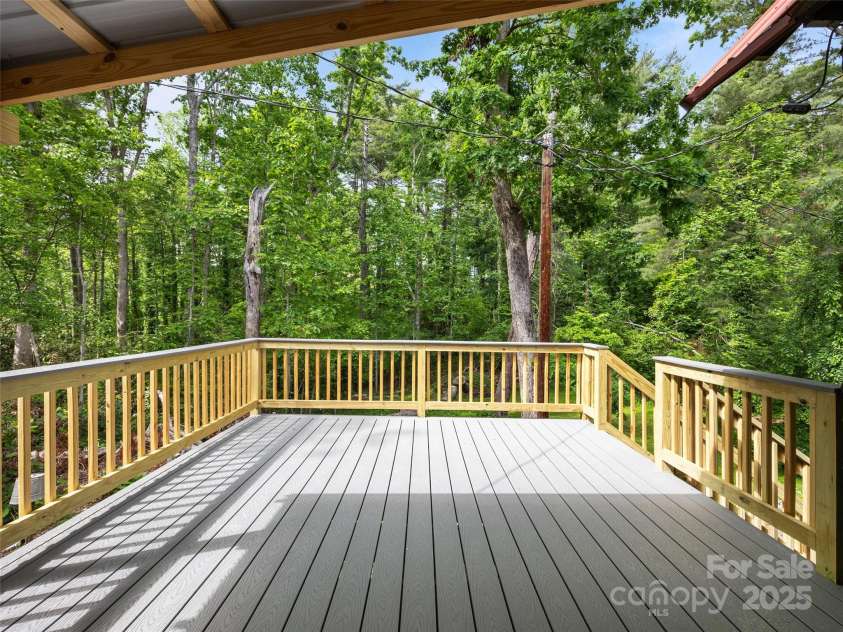 23 Leatherwood Lane, Hendersonville, NC 28739.  MLS# CAR4264138, YatesRealty ID 23530. 