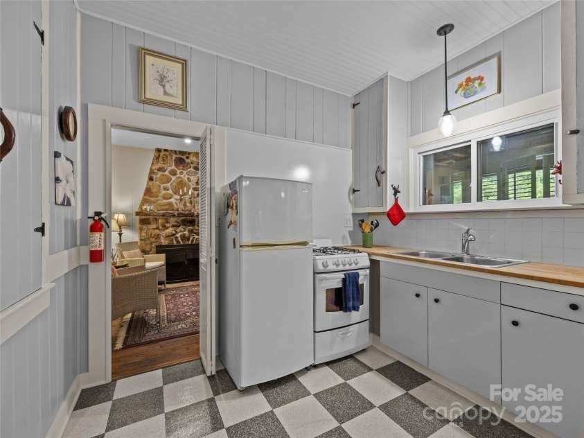 23 Leatherwood Lane, Hendersonville, NC 28739.  MLS# CAR4264138, YatesRealty ID 23530. 