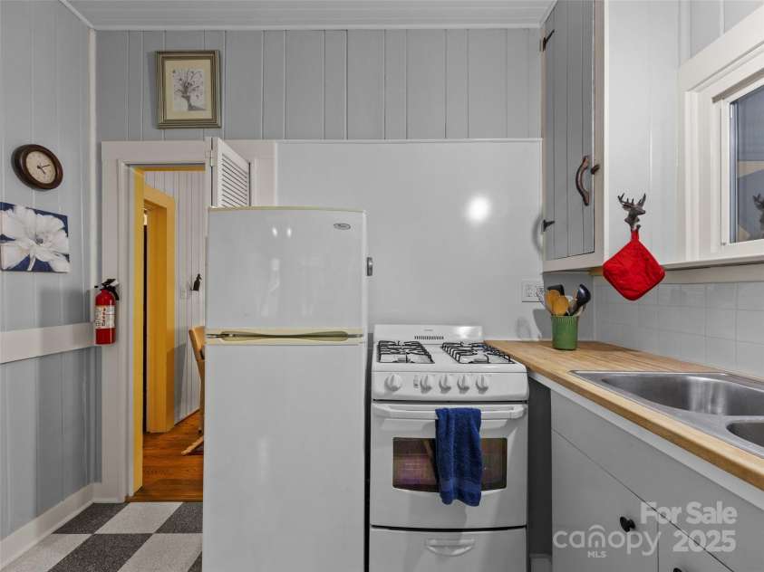 23 Leatherwood Lane, Hendersonville, NC 28739.  MLS# CAR4264138, YatesRealty ID 23530. 