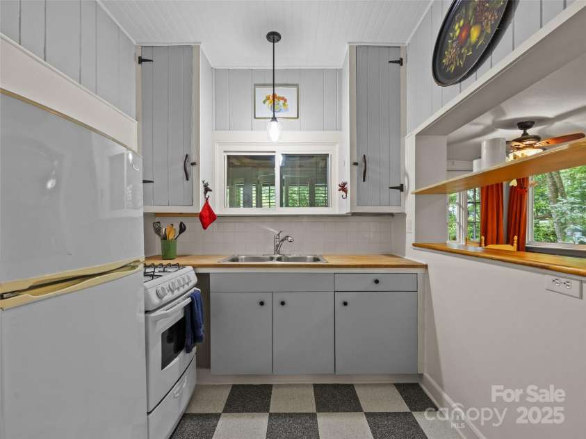 23 Leatherwood Lane, Hendersonville, NC 28739.  MLS# CAR4264138, YatesRealty ID 23530. 