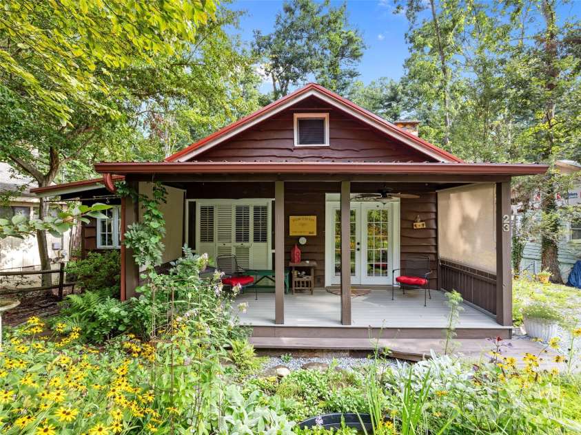 23 Leatherwood Lane, Hendersonville, NC 28739.  MLS# CAR4264138, YatesRealty ID 23530. 