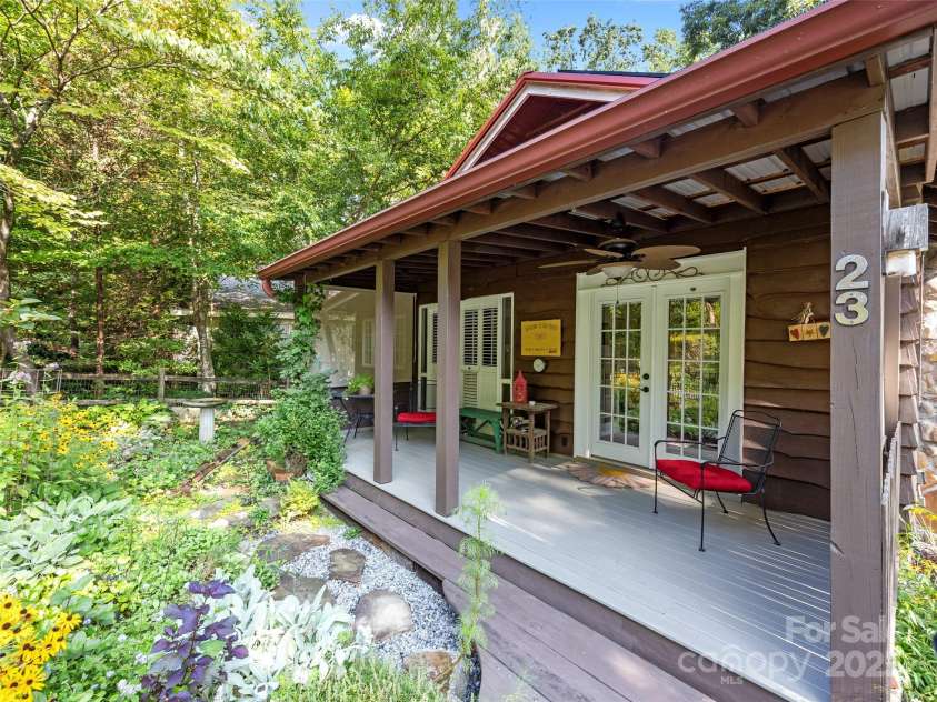 23 Leatherwood Lane, Hendersonville, NC 28739.  MLS# CAR4264138, YatesRealty ID 23530. 