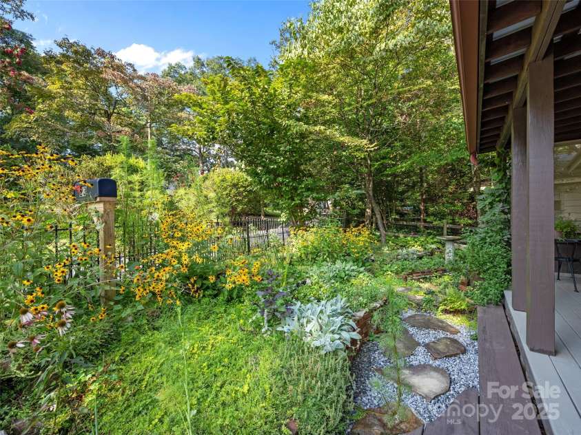 23 Leatherwood Lane, Hendersonville, NC 28739.  MLS# CAR4264138, YatesRealty ID 23530. 