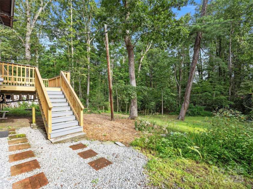 23 Leatherwood Lane, Hendersonville, NC 28739.  MLS# CAR4264138, YatesRealty ID 23530. 