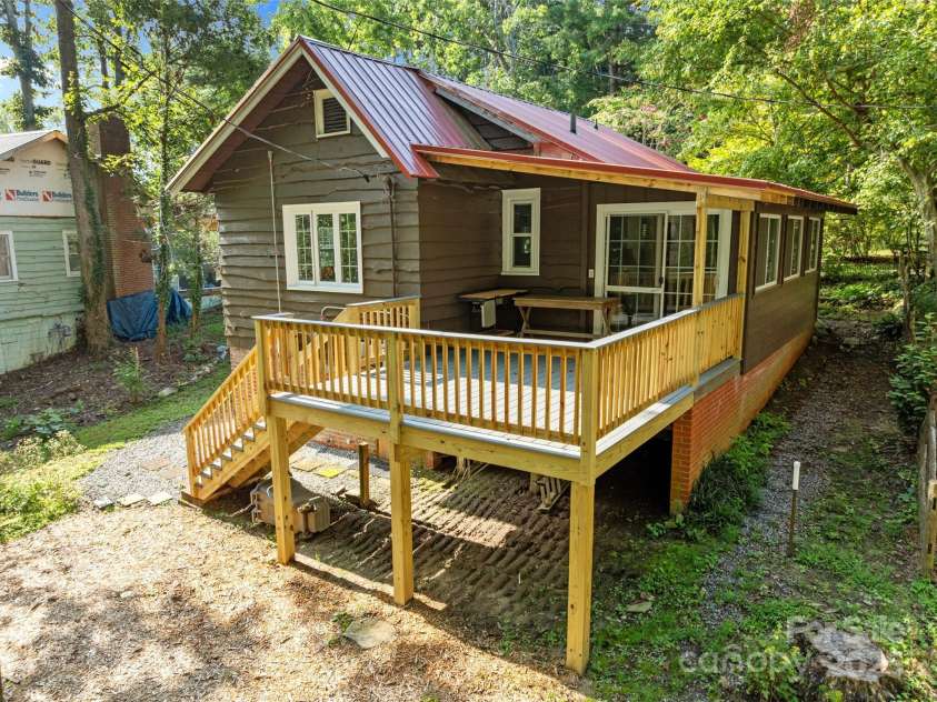 23 Leatherwood Lane, Hendersonville, NC 28739.  MLS# CAR4264138, YatesRealty ID 23530. 