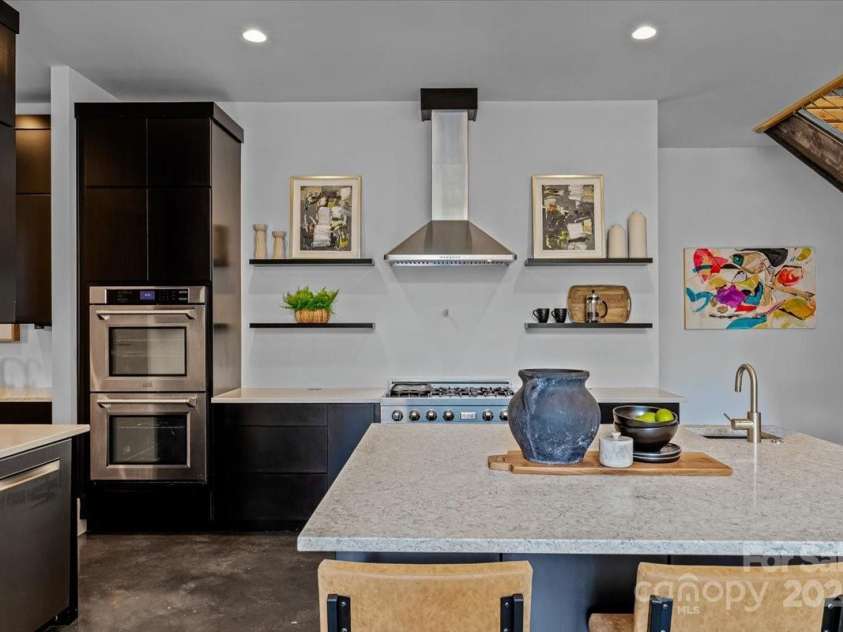 3304 Mar Vista Circle, Charlotte, NC 28209.  MLS# CAR4269142, YatesRealty ID 23531. 