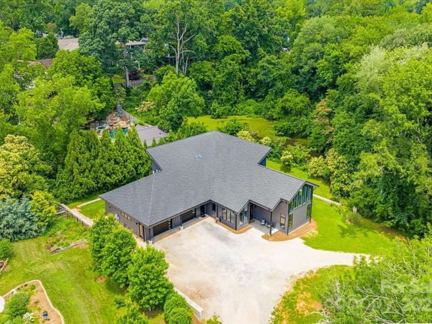 3304 Mar Vista Circle, Charlotte, NC 28209.  MLS# CAR4269142, YatesRealty ID 23531. 
