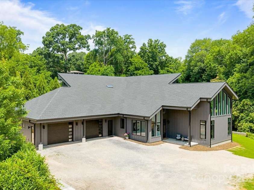 3304 Mar Vista Circle, Charlotte, NC 28209.  MLS# CAR4269142, YatesRealty ID 23531. Almost 2 acres of private wooded space
