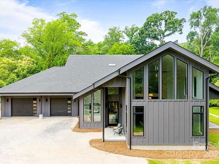 3304 Mar Vista Circle, Charlotte, NC 28209.  MLS# CAR4269142, YatesRealty ID 23531. Gorgeous modern living in the heart of Myers Park with low maintenance board and batten fiber cement siding and a 40 year roof.