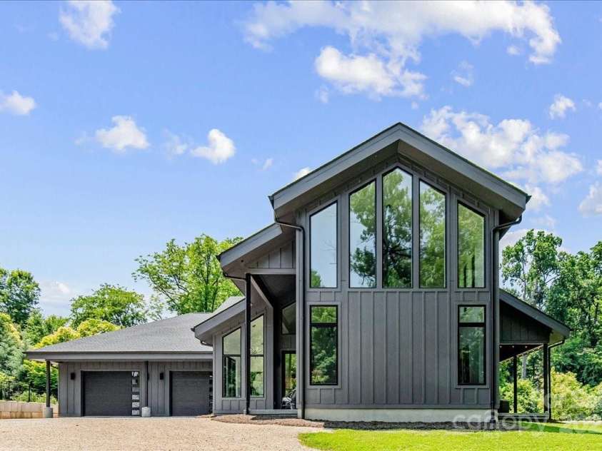 3304 Mar Vista Circle, Charlotte, NC 28209.  MLS# CAR4269142, YatesRealty ID 23531. High performance thermal envelope includes and insulated slab and foundation, spray foam insulated ceilings, air sealed sills, and R20 insulated walls