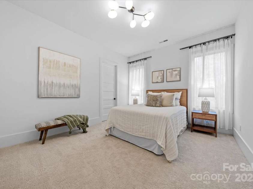3304 Mar Vista Circle, Charlotte, NC 28209.  MLS# CAR4269142, YatesRealty ID 23531. Main floor guest suite with walk in closet and direct access to full bath