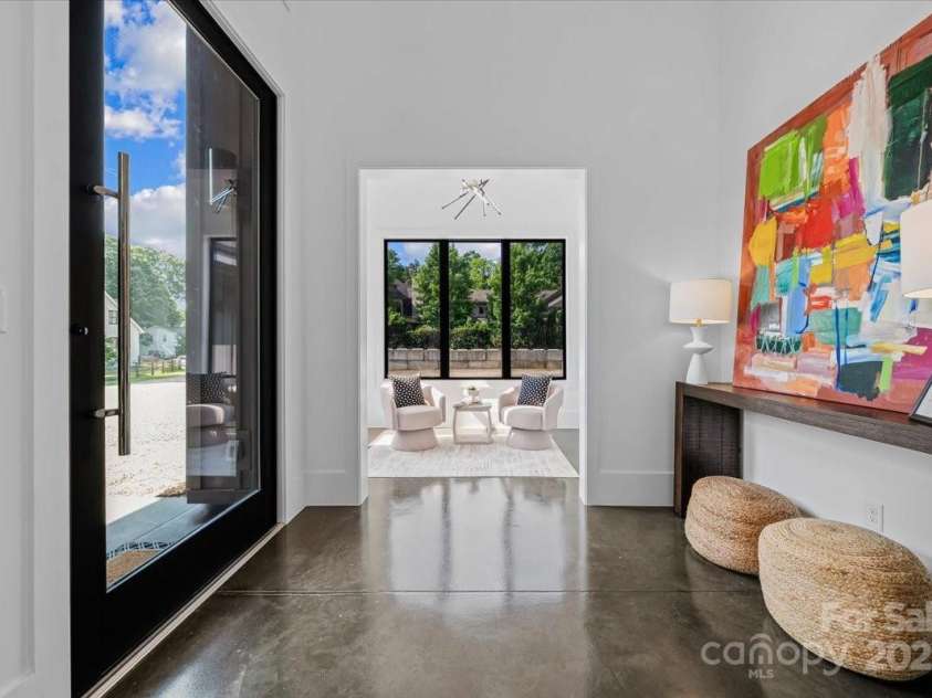 3304 Mar Vista Circle, Charlotte, NC 28209.  MLS# CAR4269142, YatesRealty ID 23531. Welcoming foyer with soaring ceiling and tons of natural light