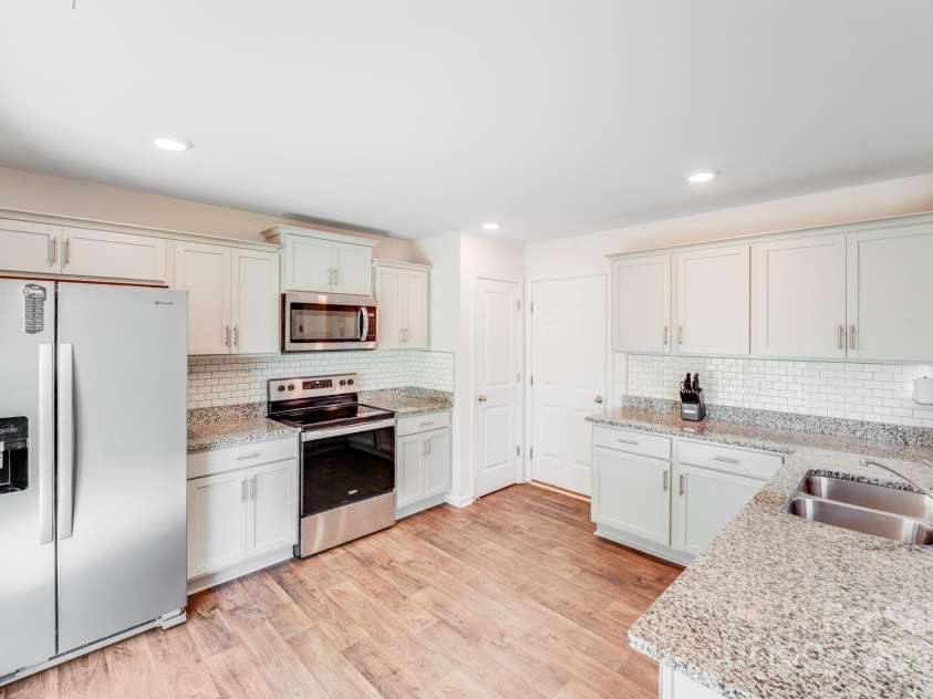 7205 Finnigan Road, Charlotte, NC 28215.  MLS# CAR4257319, YatesRealty ID 23532. All Stainless Steel Appliances