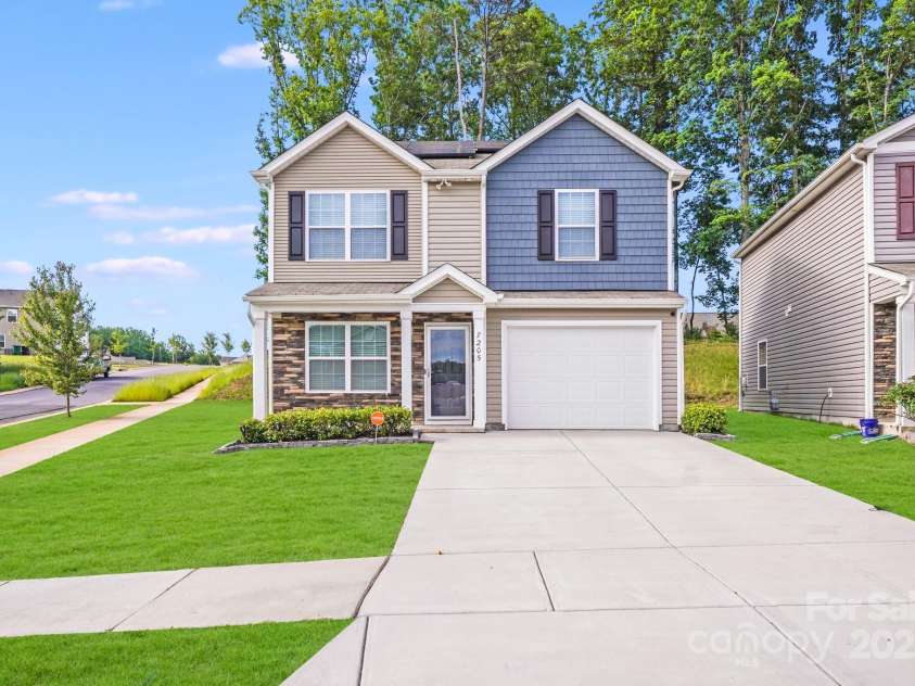 7205 Finnigan Road, Charlotte, NC 28215.  MLS# CAR4257319, YatesRealty ID 23532. Extra parking