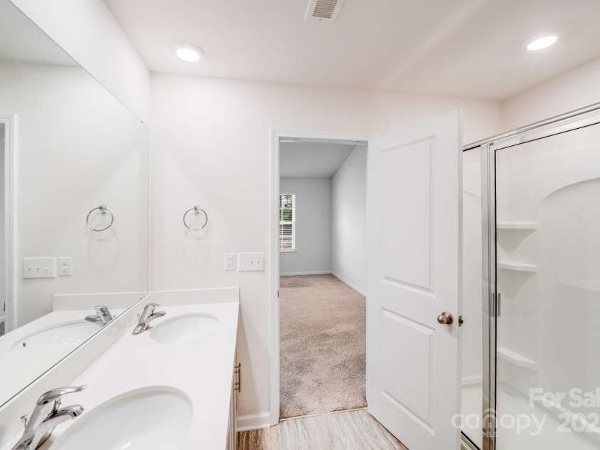 7205 Finnigan Road, Charlotte, NC 28215.  MLS# CAR4257319, YatesRealty ID 23532. Oversized Shower w/ double vanity sinks