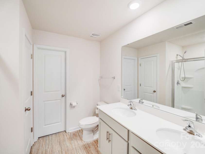7205 Finnigan Road, Charlotte, NC 28215.  MLS# CAR4257319, YatesRealty ID 23532. Primary Ensuite