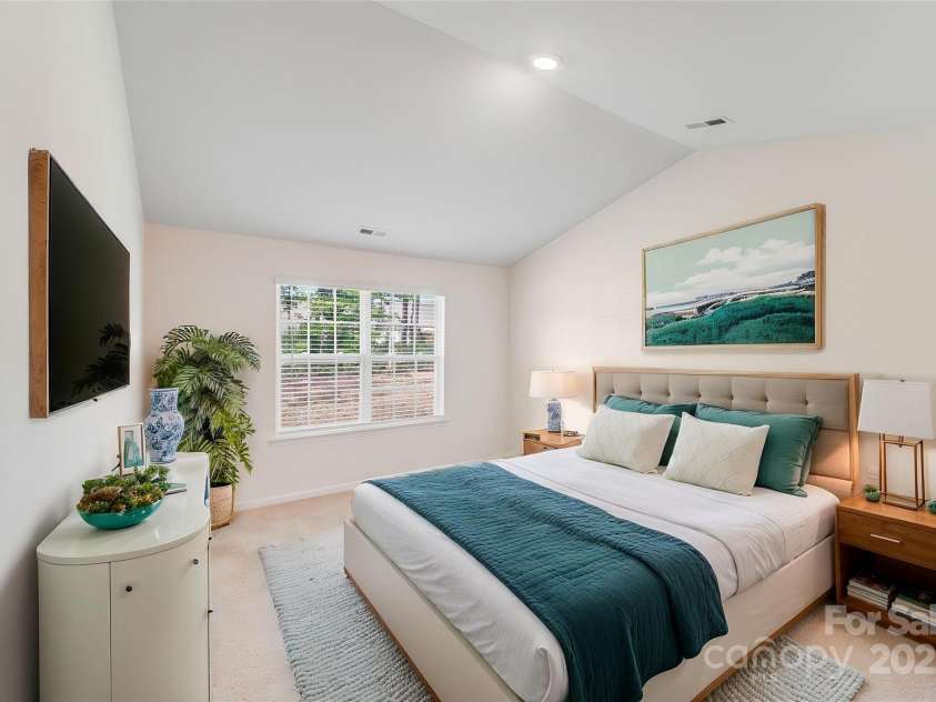 7205 Finnigan Road, Charlotte, NC 28215.  MLS# CAR4257319, YatesRealty ID 23532. Primary Suite w/ Vaulted Ceilings