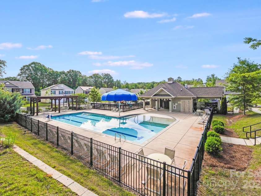 7205 Finnigan Road, Charlotte, NC 28215.  MLS# CAR4257319, YatesRealty ID 23532. Private Community Pool