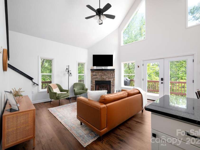25 Licklog Ridge Road, Fairview, NC 28730.  MLS# CAR4256398, YatesRealty ID 23533. Outside Access to Upper Deck