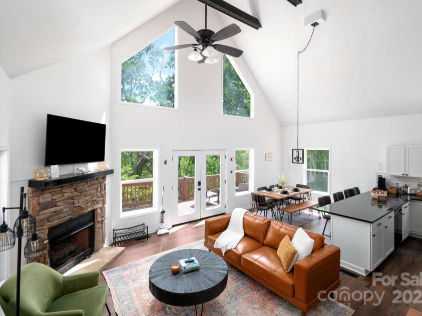 25 Licklog Ridge Road, Fairview, NC 28730.  MLS# CAR4256398, YatesRealty ID 23533. Spacious Living Room with Vaulted Ceilings
