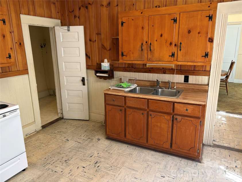 114 Hampton Street, Chester, SC 29706.  MLS# CAR4370018, YatesRealty ID 23537. 