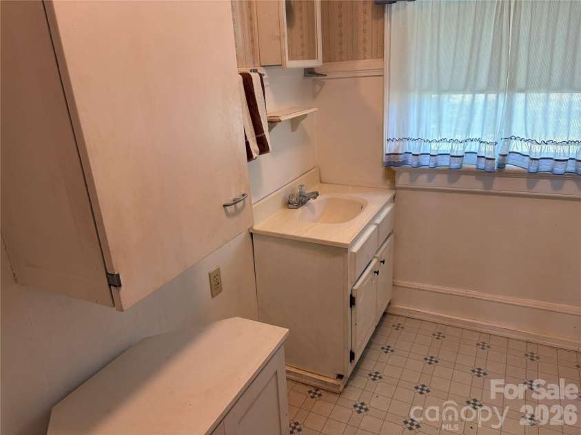 114 Hampton Street, Chester, SC 29706.  MLS# CAR4370018, YatesRealty ID 23537. 