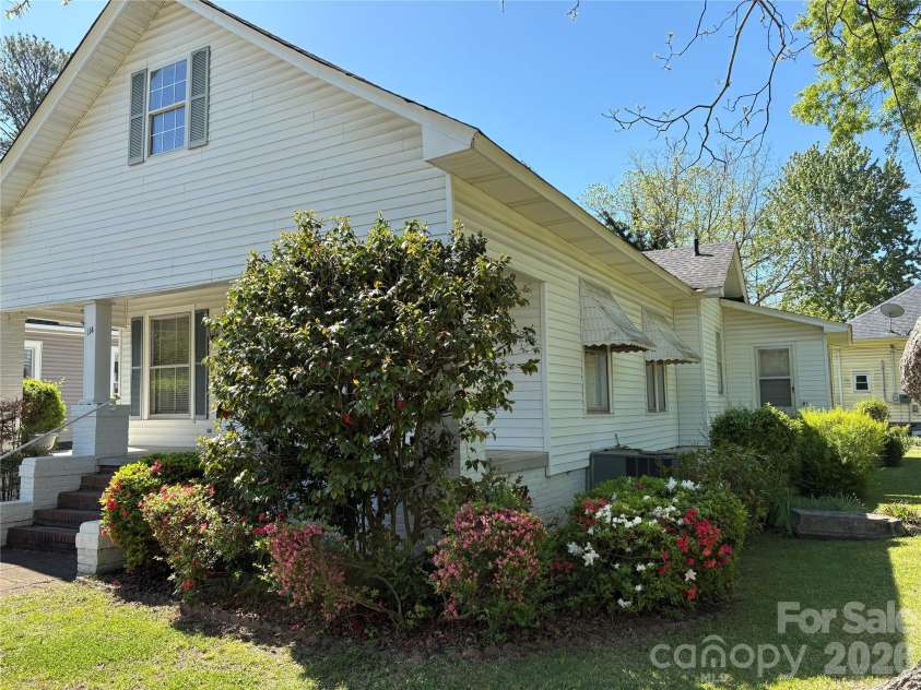 114 Hampton Street, Chester, SC 29706.  MLS# CAR4370018, YatesRealty ID 23537. 