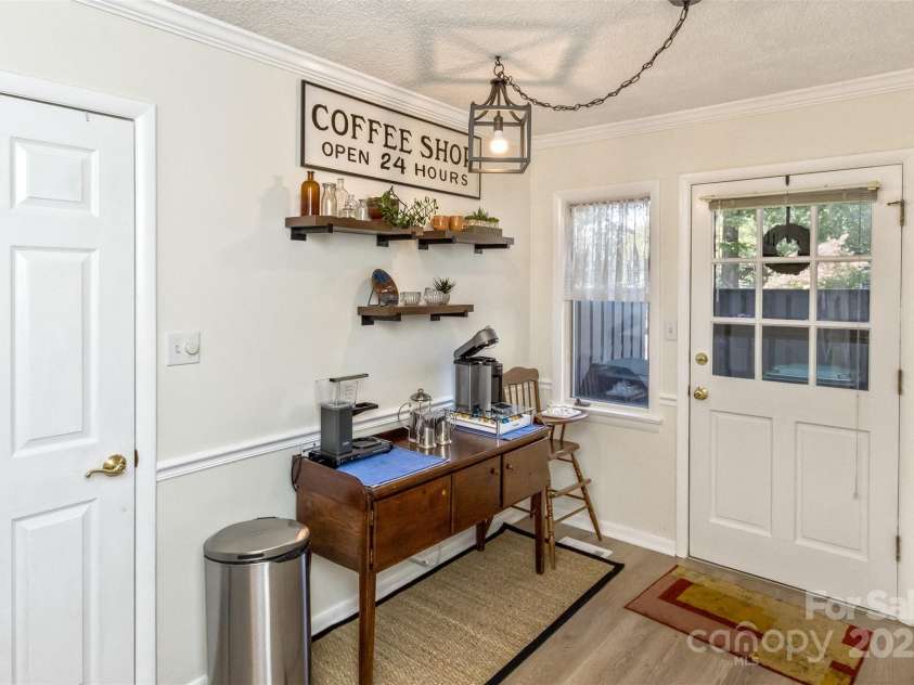 503 Crowfields Lane, Asheville, NC 28803.  MLS# CAR4269108, YatesRealty ID 23540. A kitchen corner for your breakfast nook or coffee throne