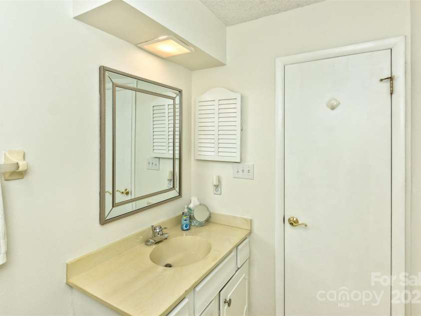 503 Crowfields Lane, Asheville, NC 28803.  MLS# CAR4269108, YatesRealty ID 23540. Second bathroom