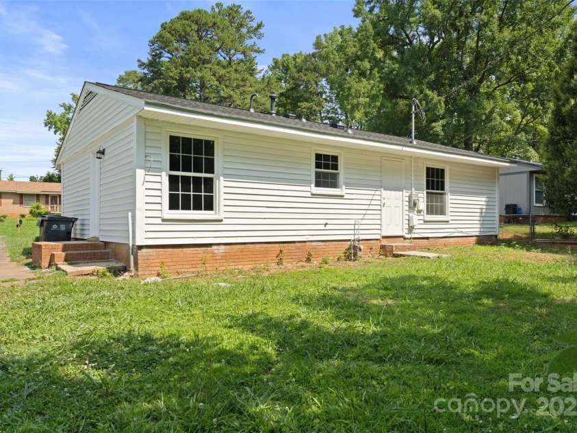 1218 Milan Road, Charlotte, NC 28216.  MLS# CAR4269370, YatesRealty ID 23542. 