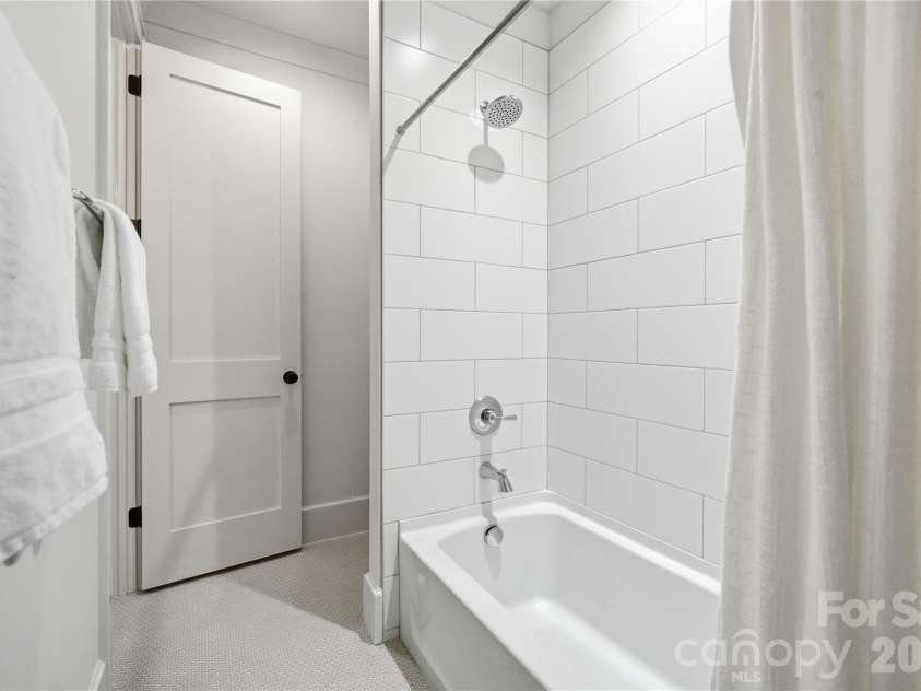 4328 Walker Road, Charlotte, NC 28211.  MLS# CAR4342591, YatesRealty ID 23543. Jack/Jill Bathroom