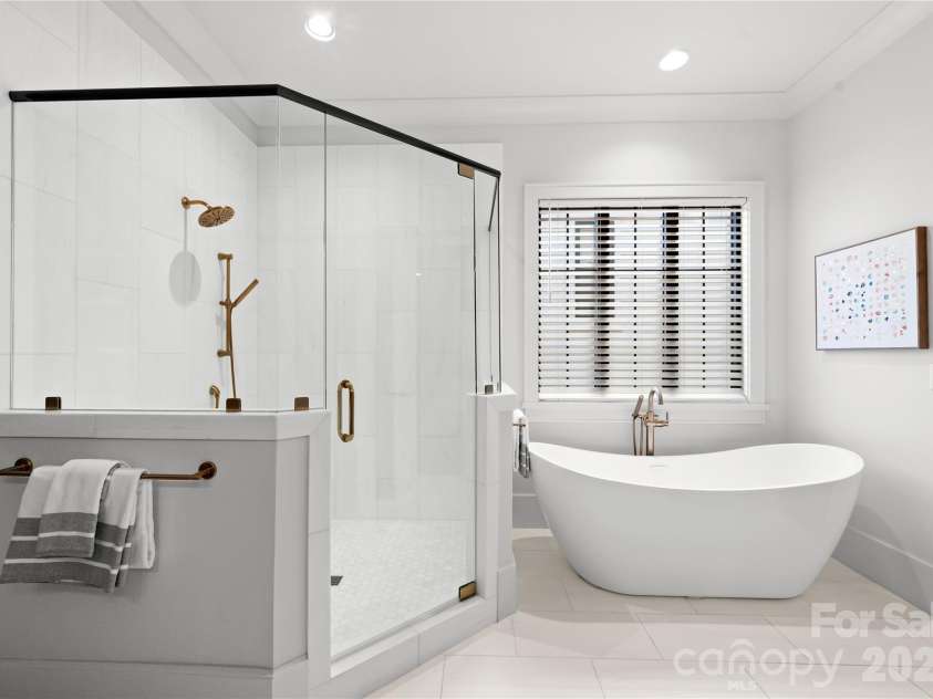 4328 Walker Road, Charlotte, NC 28211.  MLS# CAR4342591, YatesRealty ID 23543. Shower/Tub