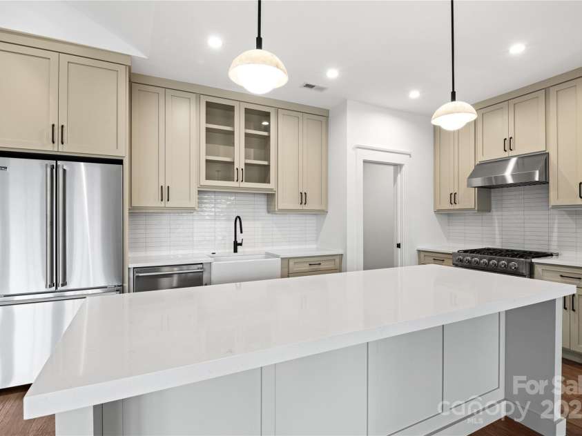 127 Creekside Valley Lane, Arden, NC 28704.  MLS# CAR4317956, YatesRealty ID 23544. Kitchen with Viking Appliances & Quartz Counters