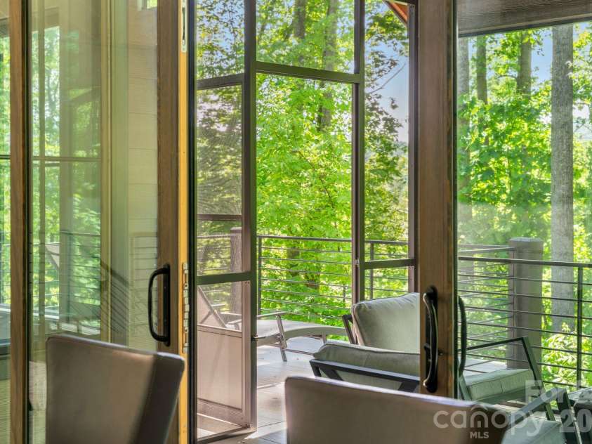 154 Wandering Oaks Way, Asheville, NC 28805.  MLS# CAR4374670, YatesRealty ID 23546. 