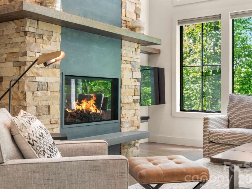 154 Wandering Oaks Way, Asheville, NC 28805.  MLS# CAR4374670, YatesRealty ID 23546. 