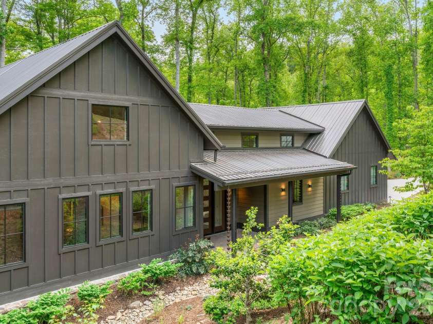 154 Wandering Oaks Way, Asheville, NC 28805.  MLS# CAR4374670, YatesRealty ID 23546. 