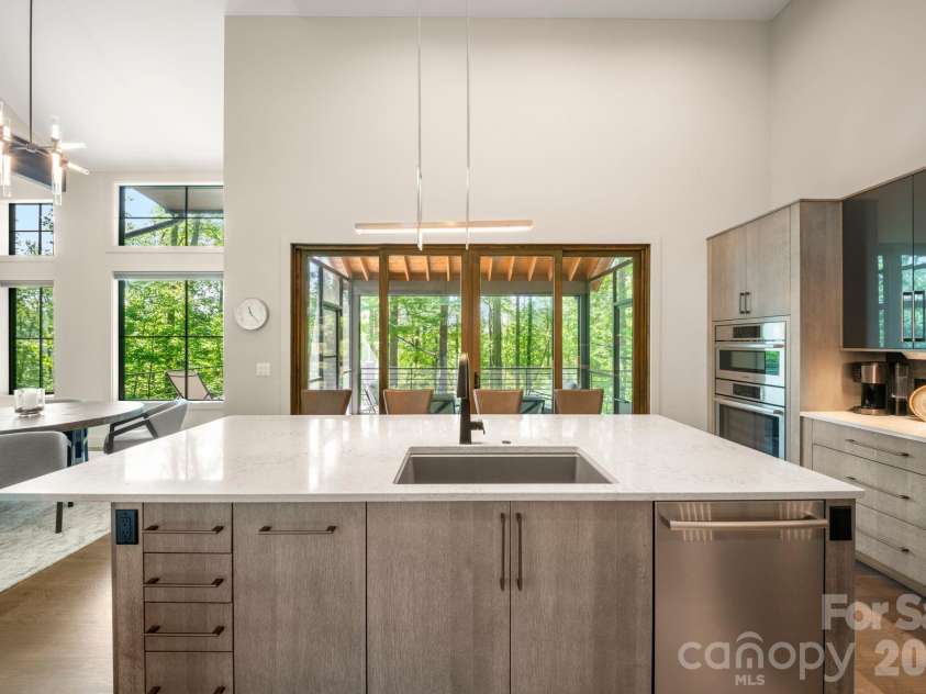 154 Wandering Oaks Way, Asheville, NC 28805.  MLS# CAR4374670, YatesRealty ID 23546. 