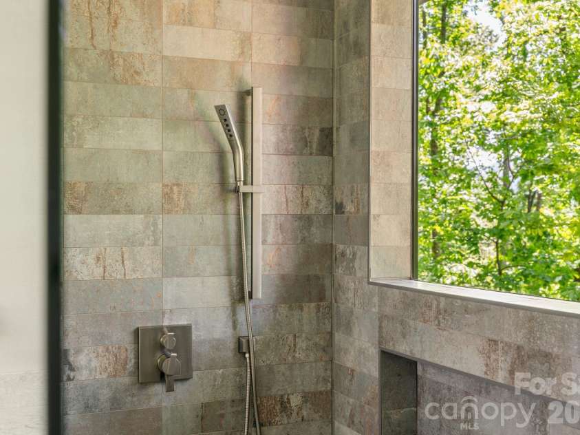 154 Wandering Oaks Way, Asheville, NC 28805.  MLS# CAR4374670, YatesRealty ID 23546. 
