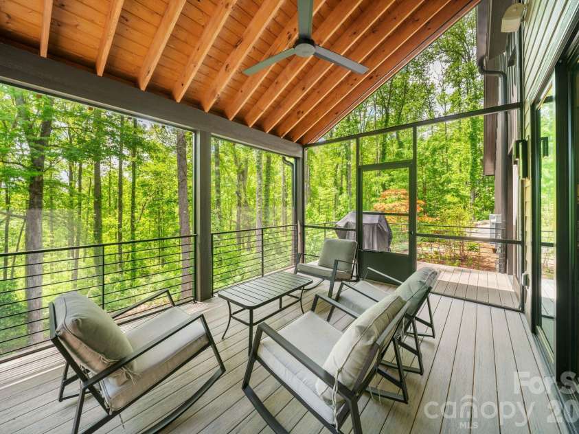 154 Wandering Oaks Way, Asheville, NC 28805.  MLS# CAR4374670, YatesRealty ID 23546. 