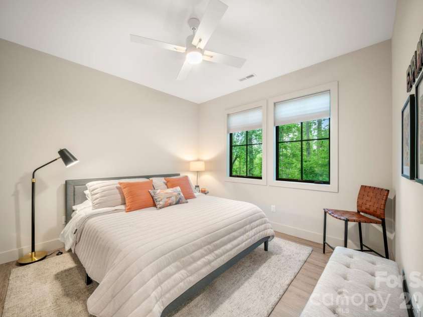 154 Wandering Oaks Way, Asheville, NC 28805.  MLS# CAR4374670, YatesRealty ID 23546. 