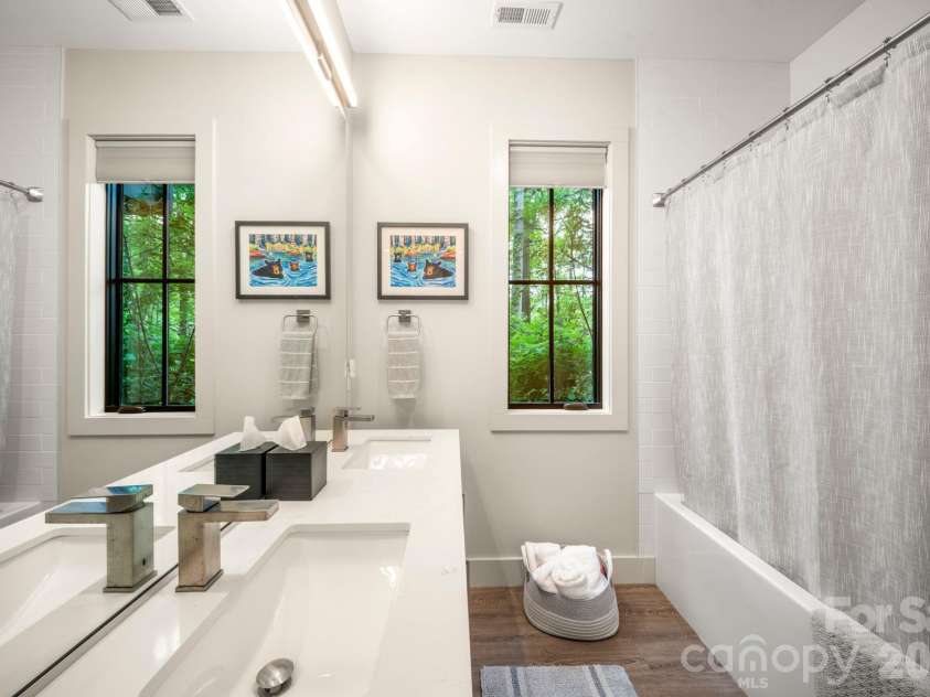 154 Wandering Oaks Way, Asheville, NC 28805.  MLS# CAR4374670, YatesRealty ID 23546. 