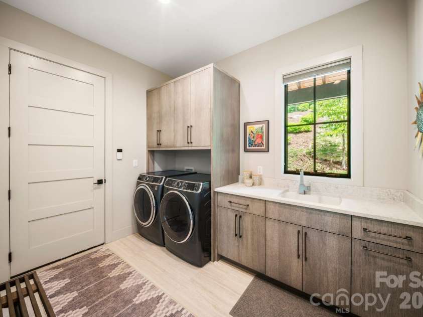 154 Wandering Oaks Way, Asheville, NC 28805.  MLS# CAR4374670, YatesRealty ID 23546. 
