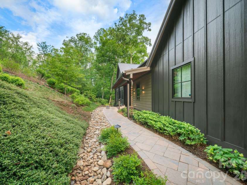 154 Wandering Oaks Way, Asheville, NC 28805.  MLS# CAR4374670, YatesRealty ID 23546. 