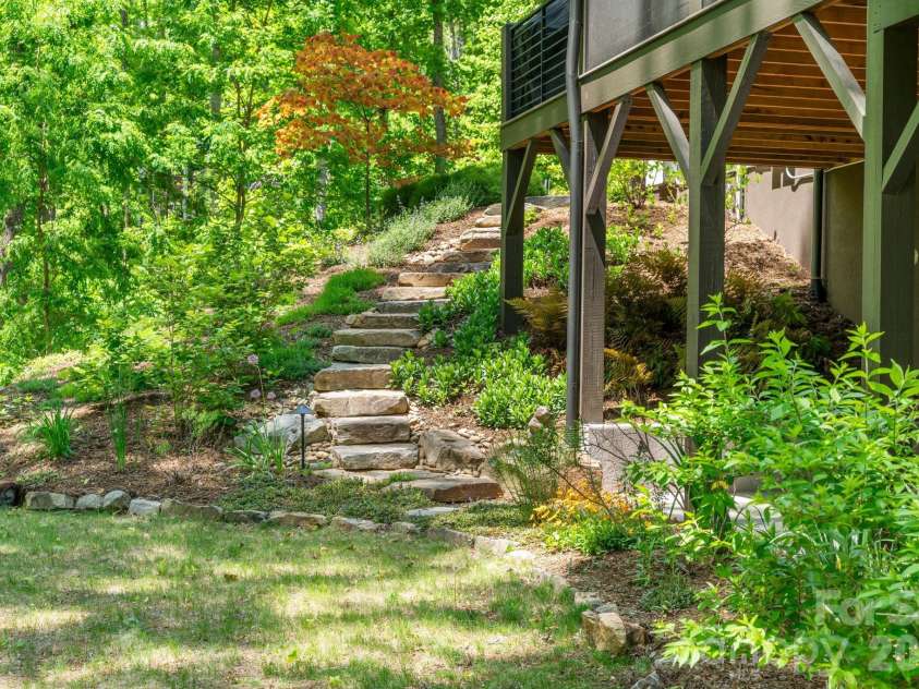 154 Wandering Oaks Way, Asheville, NC 28805.  MLS# CAR4374670, YatesRealty ID 23546. 