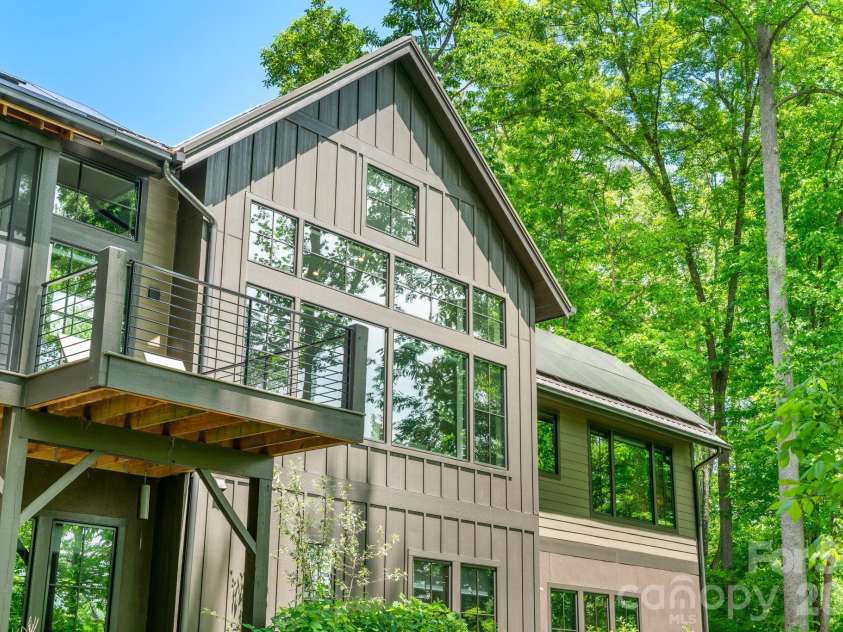 154 Wandering Oaks Way, Asheville, NC 28805.  MLS# CAR4374670, YatesRealty ID 23546. 