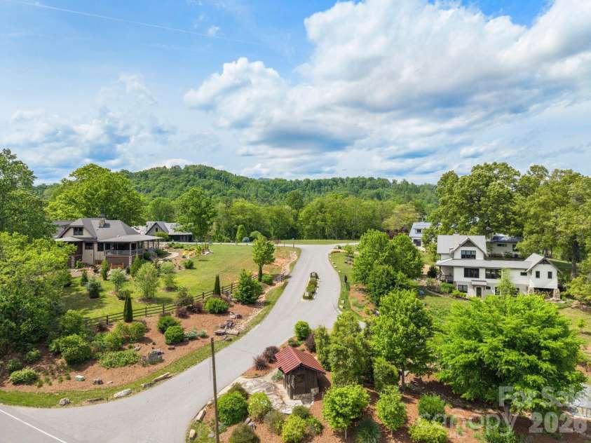 154 Wandering Oaks Way, Asheville, NC 28805.  MLS# CAR4374670, YatesRealty ID 23546. 