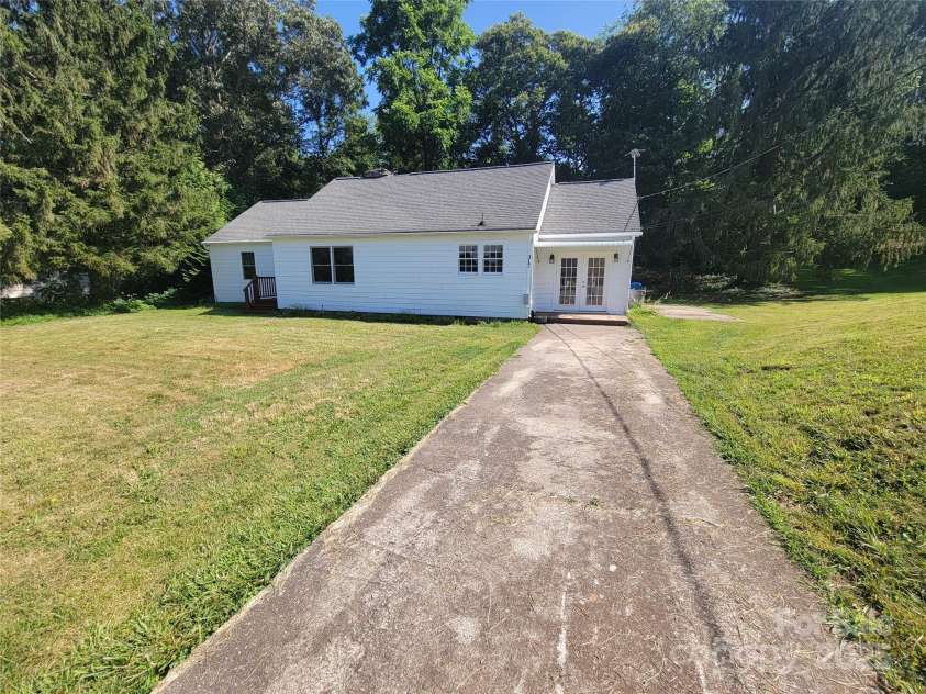 317 Poplar Street, Canton, NC 28716.  MLS# CAR4276377, YatesRealty ID 23546. 