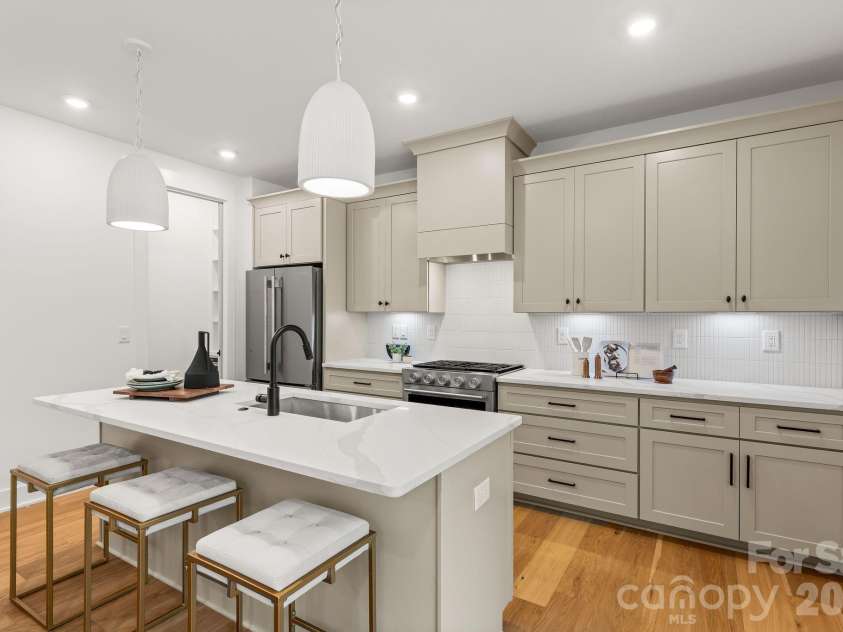 2814 Phillips Avenue, Charlotte, NC 28208.  MLS# CAR4319308, YatesRealty ID 23550. 