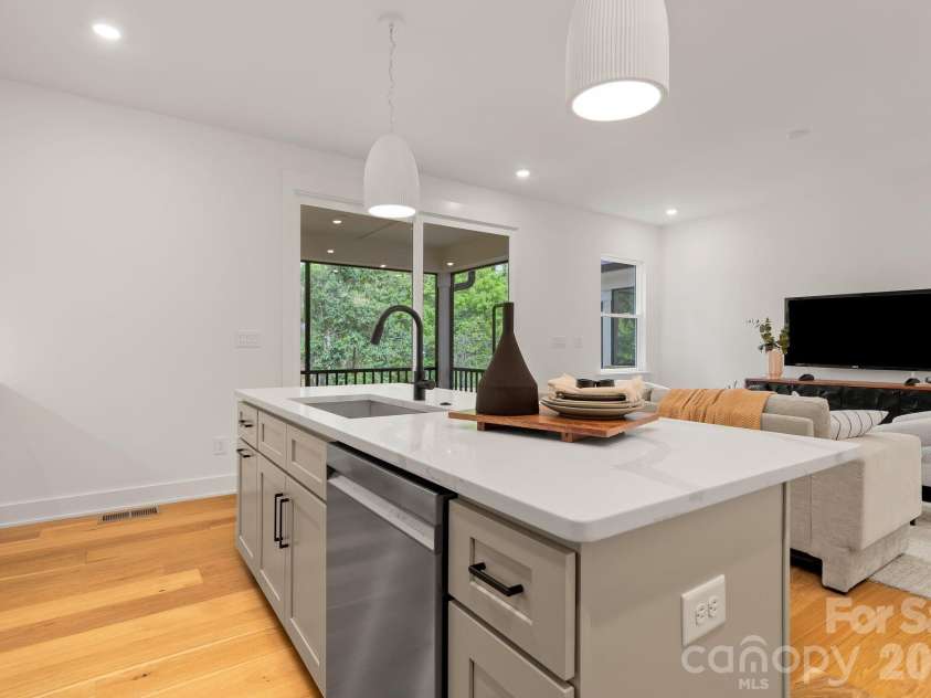 2814 Phillips Avenue, Charlotte, NC 28208.  MLS# CAR4319308, YatesRealty ID 23550. 