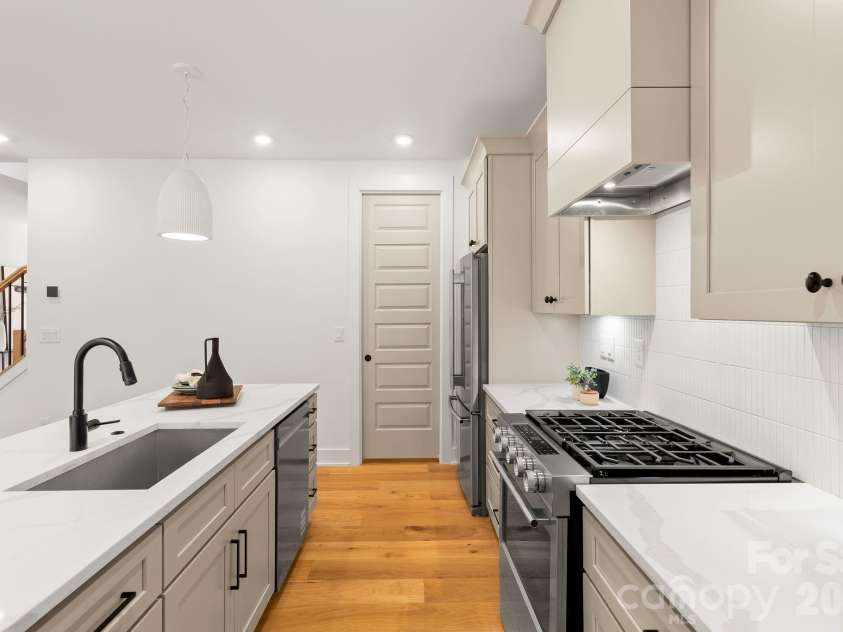 2814 Phillips Avenue, Charlotte, NC 28208.  MLS# CAR4319308, YatesRealty ID 23550. 